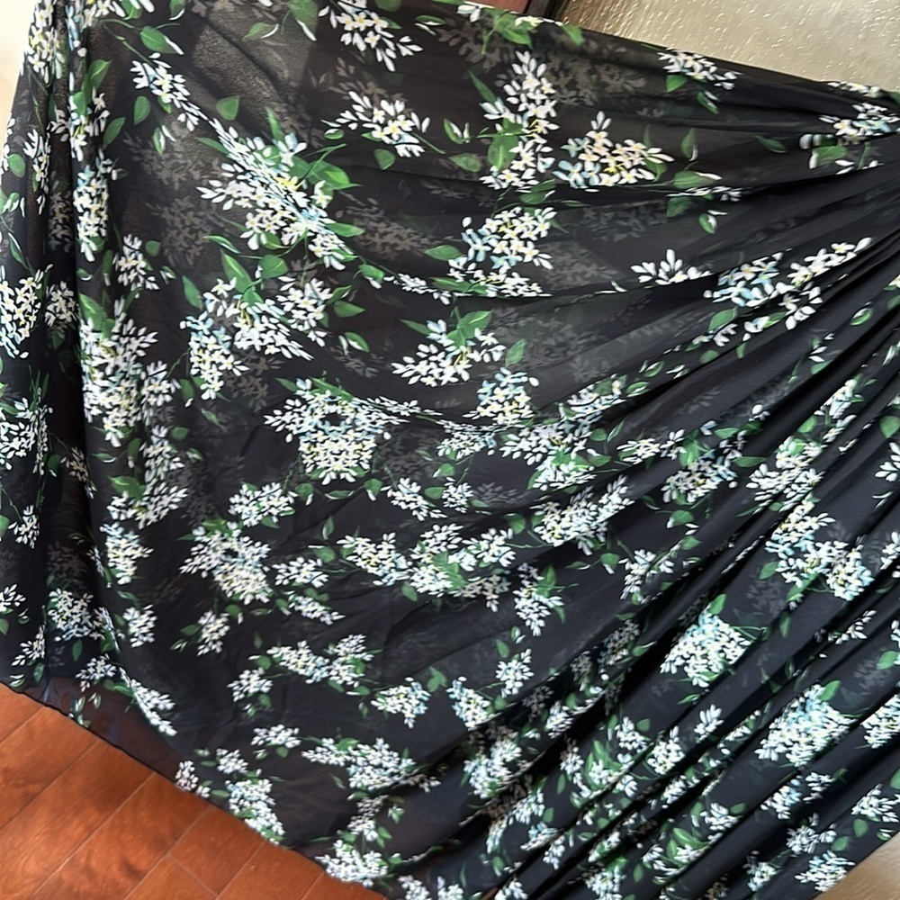 Sau Lee
Georgina size 8 long black floral spaghetti strap special occasion gown. - Picture 8 of 17